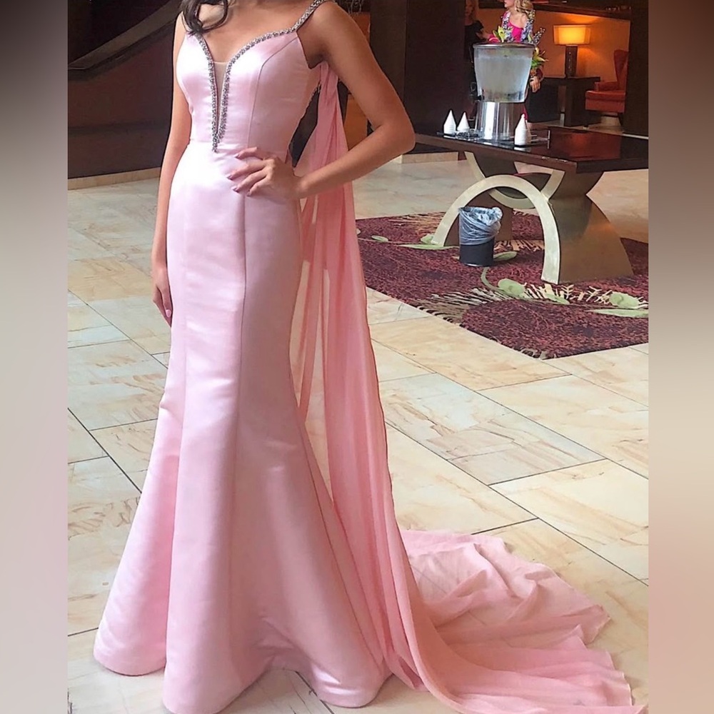 Chic Pink Prom Dress with Elegant Train